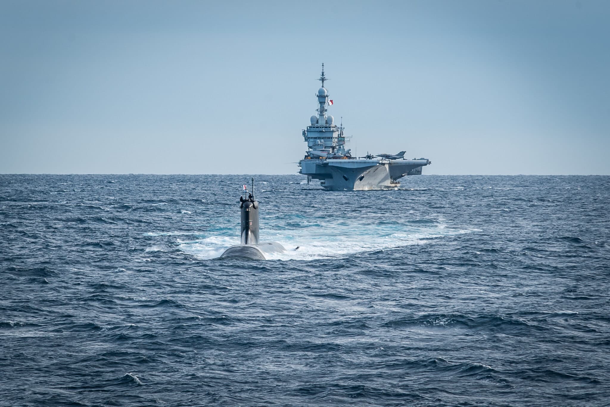 Het Franse SSN Suffren als onderdeel van de Charles de Gaulle Carrier Strike Group.