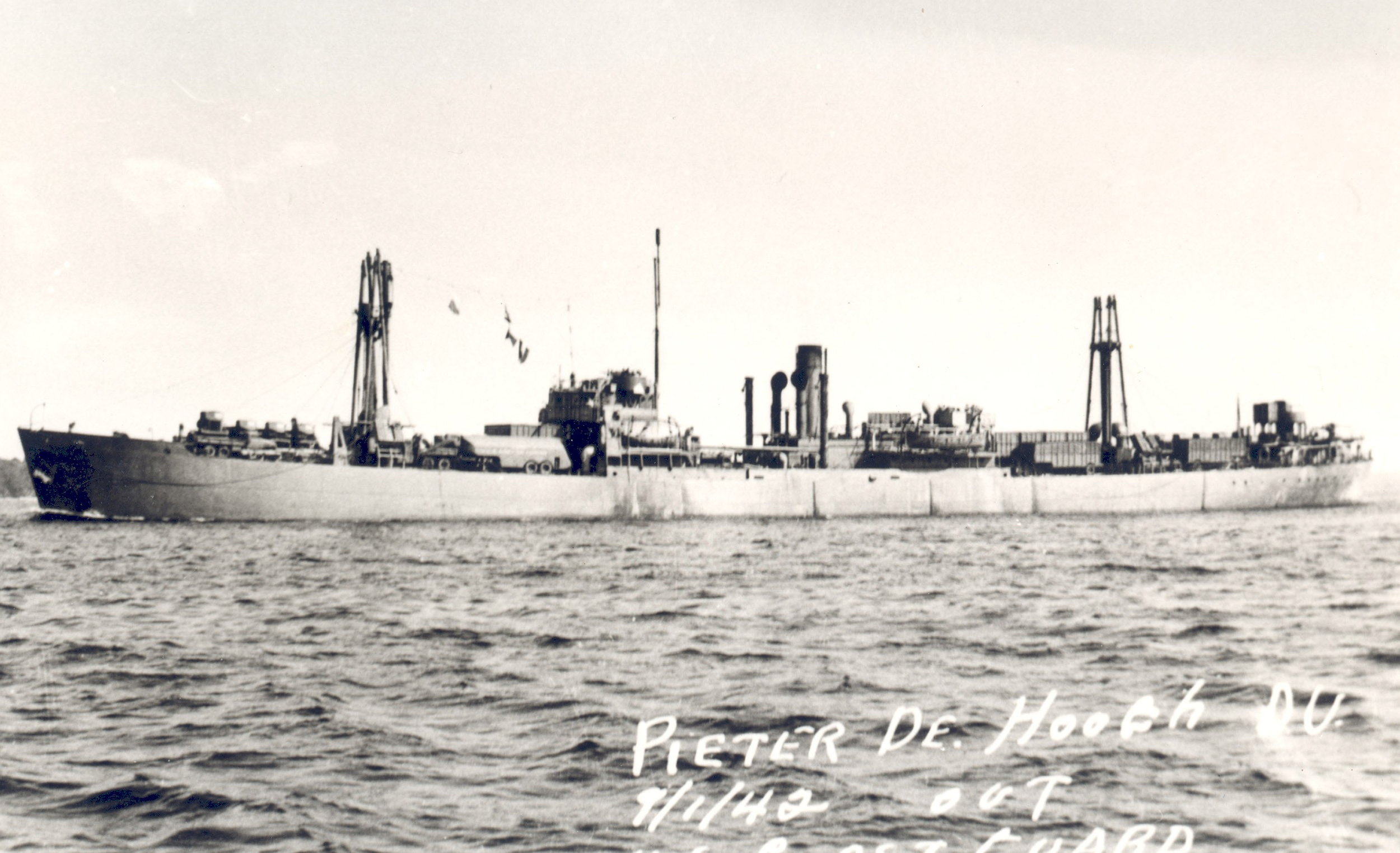 Het vrachtschip&nbsp;Pieter de Hoogh, uitgerust met oorlogsmateriaal en geschilderd in de grijze oorlogskleuren vertrekt op 1 september 1942 van New York naar Cape Cod Bay. Forbes is dan aan boord van het schip (collectie NIMH)