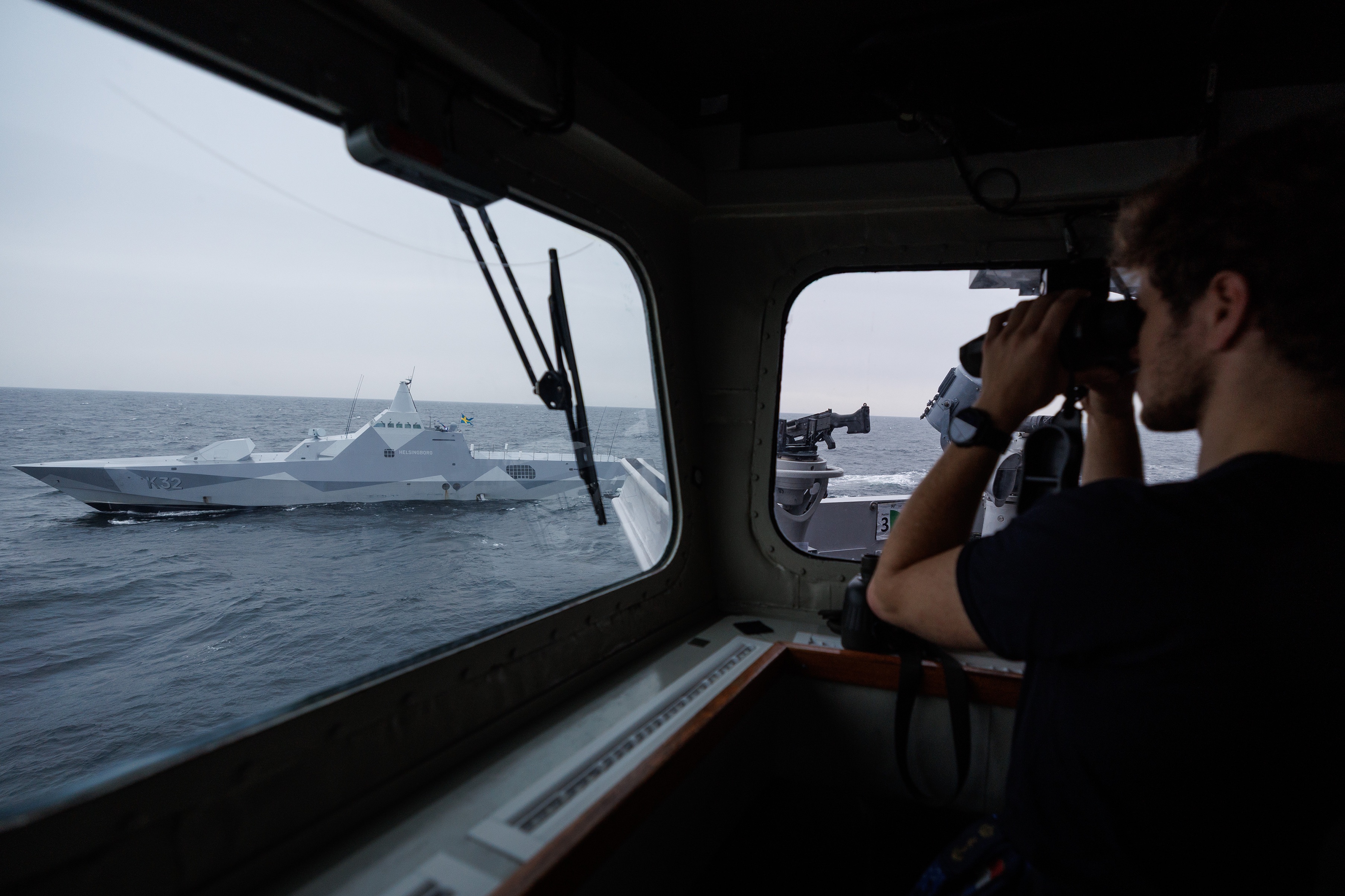 Blik op de Zweedse korvet HSwMS&nbsp;Helsinborg&nbsp;vanaf de brug van Zr.Ms.&nbsp;Van Amstel&nbsp;(Foto: Mediacentrum Defensie)