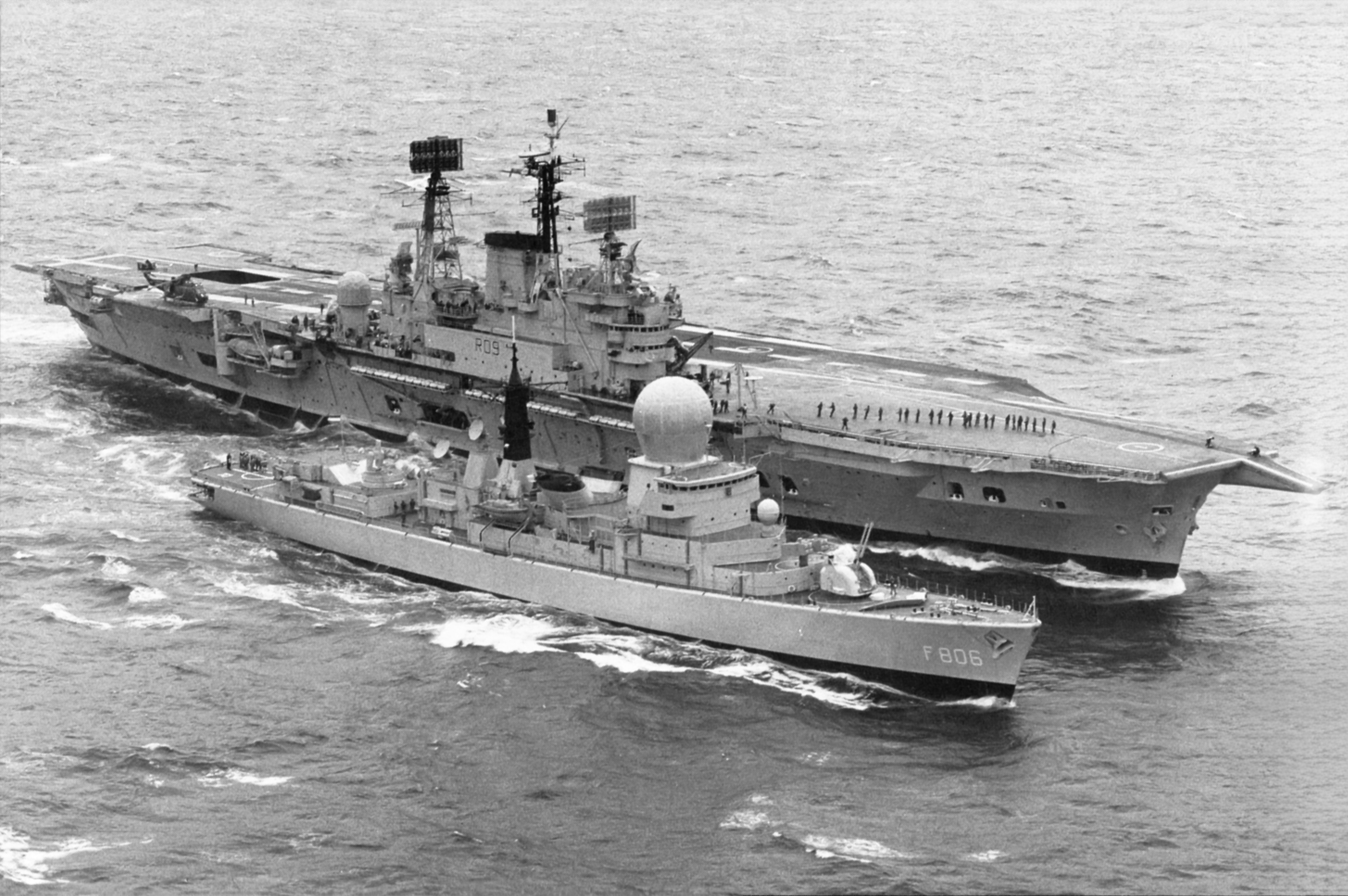 De Britse carrier HMS&nbsp;Ark Royal&nbsp;met langszij het geleidewapenfregat Hr.Ms.&nbsp;De Ruyter&nbsp;in de Noorse Zee tijdens NAVO-oefening Teamwork, 1976. (Bron: U.S. Naval Institute)