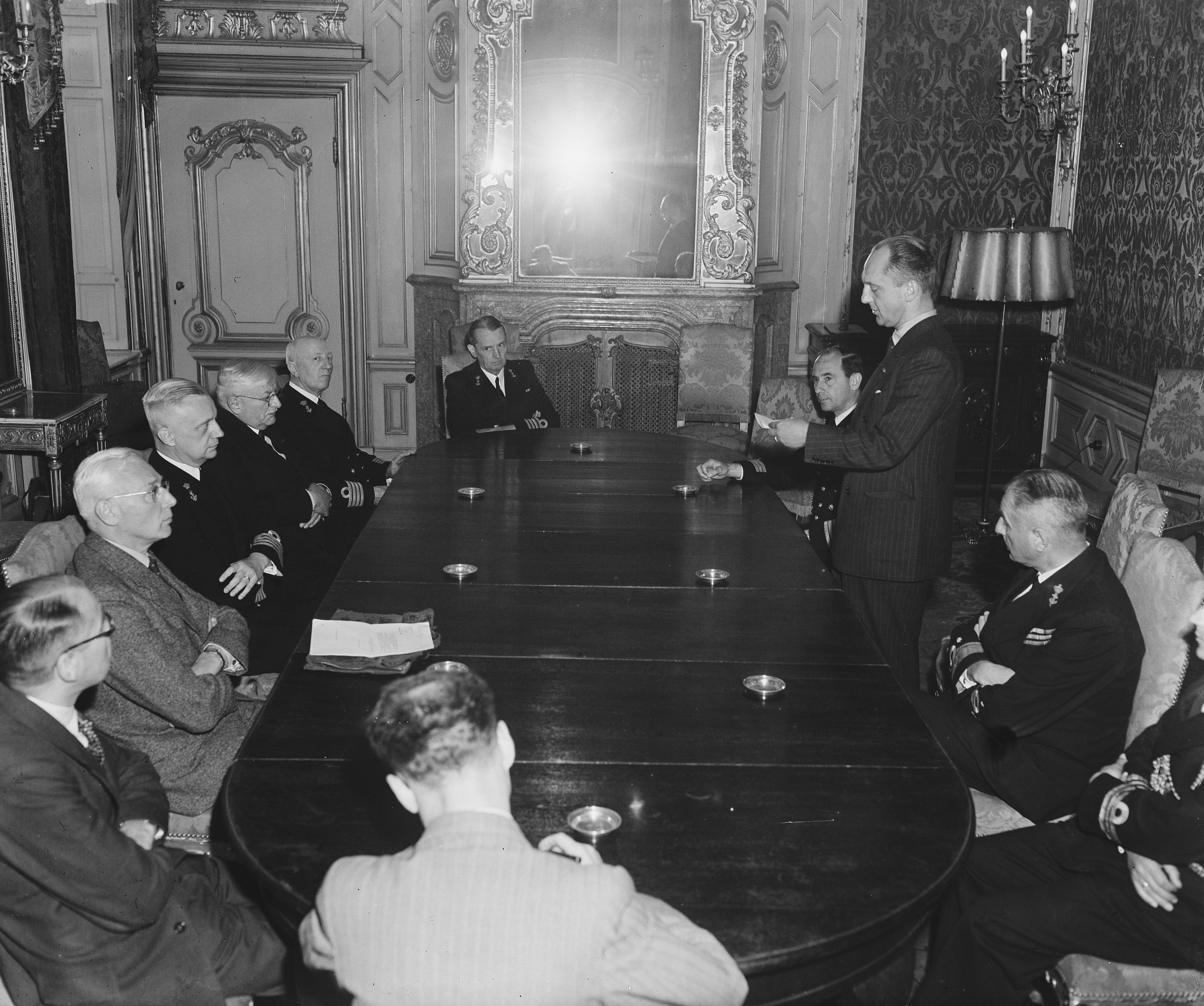 Minister van Marine a.i. A.H.J.L. Fiévez installeert de commissie Vredesvoorbereiding Handelsbescherming, 23 juni 1948. Links van de minister VADM jhr. E.J. van Holthe (NL-HaNa | collectie ANEFO)