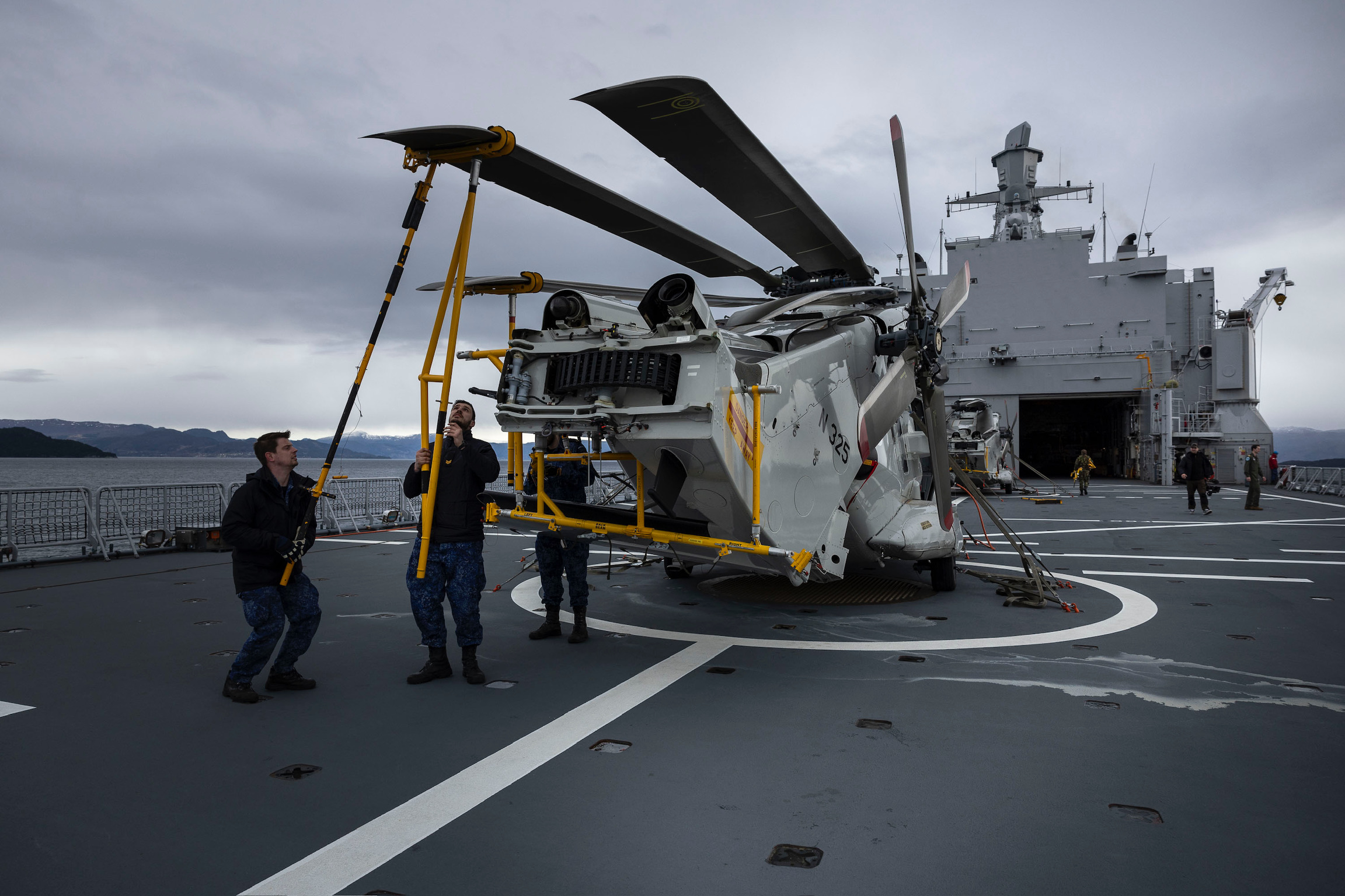 Oefening Riptide 2024, NH90 aan boord Zr.Ms. Johan de Witt