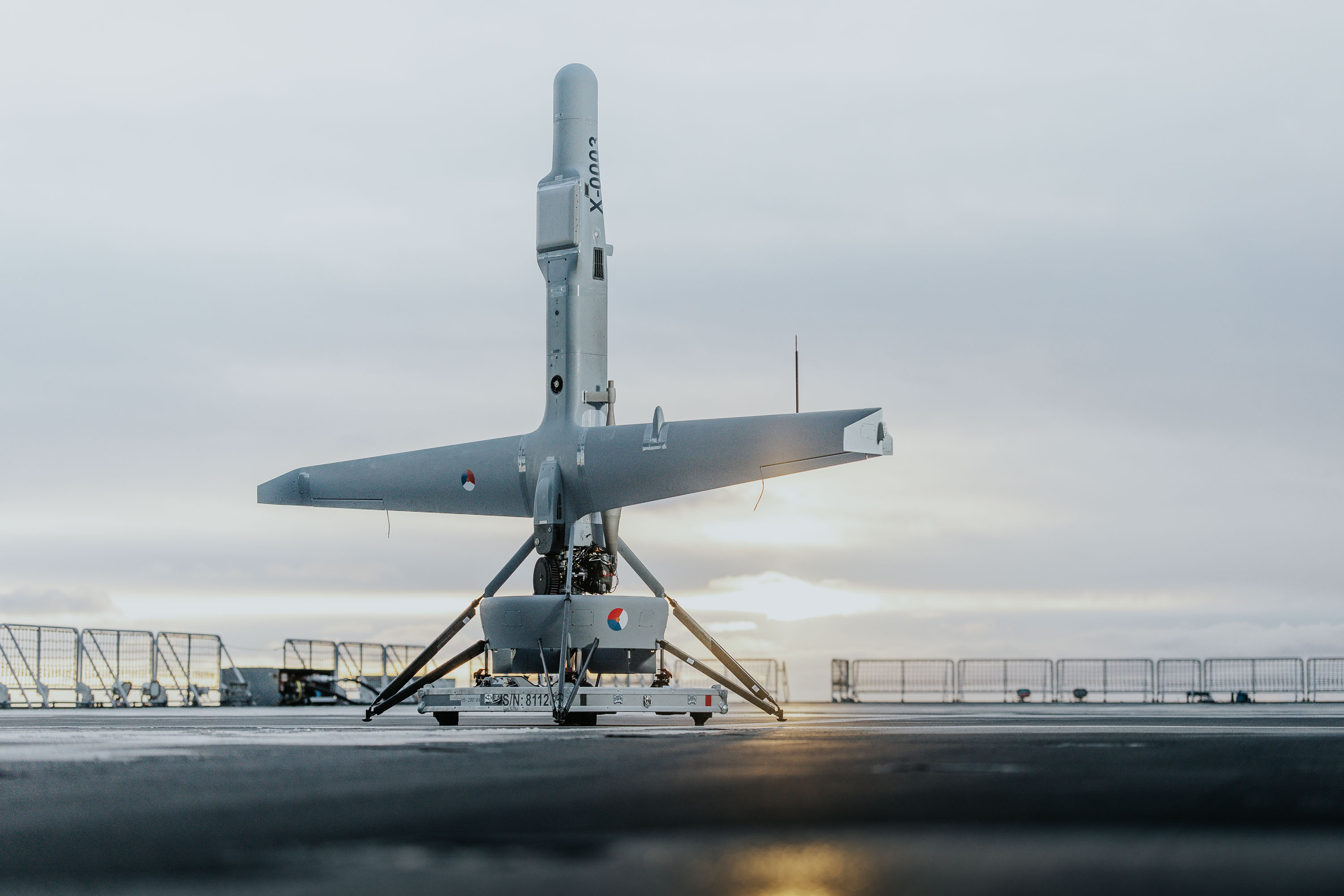 Op zee, Februari 2026.Aan boord van Zr. Ms. Johan de Witt word tijdens de reis naar Noorwegen de V-Bat drone getest en geoptimaliseerd. Tevens dient de periode als oefen en leermomenten voor de crews.