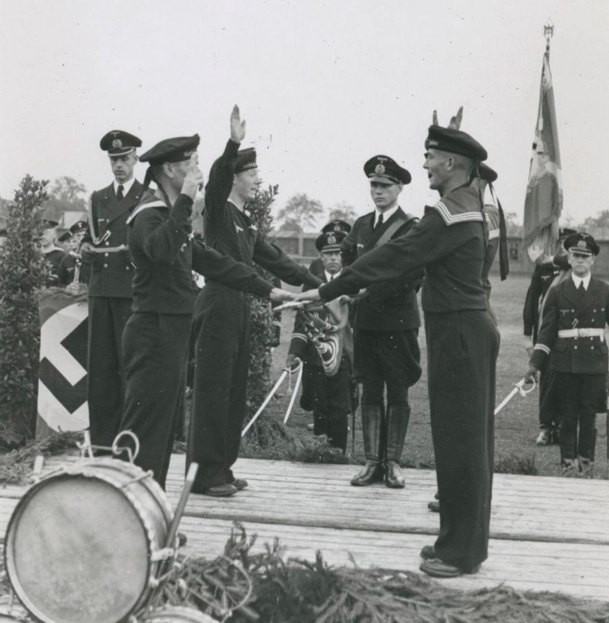 Nederlands personeel legt na afronding van de basisopleiding in Norden de eed op Hitler af, 26 augustus 1943 (foto's: Collectie NIOD)