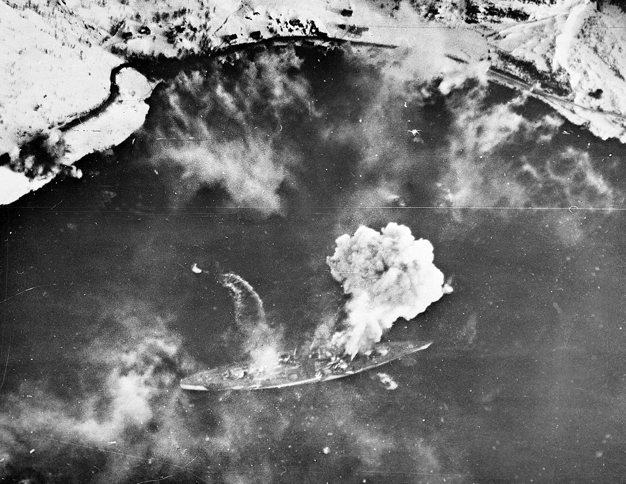 Eenheden van de Home Fleet ondernamen op 3 april 1944 Operation Tungsten. De bemanning van de Tirpitz werd erdoor verrast en het slagschap raakte zwaar beschadigd (foto: Wikimedia Commons)