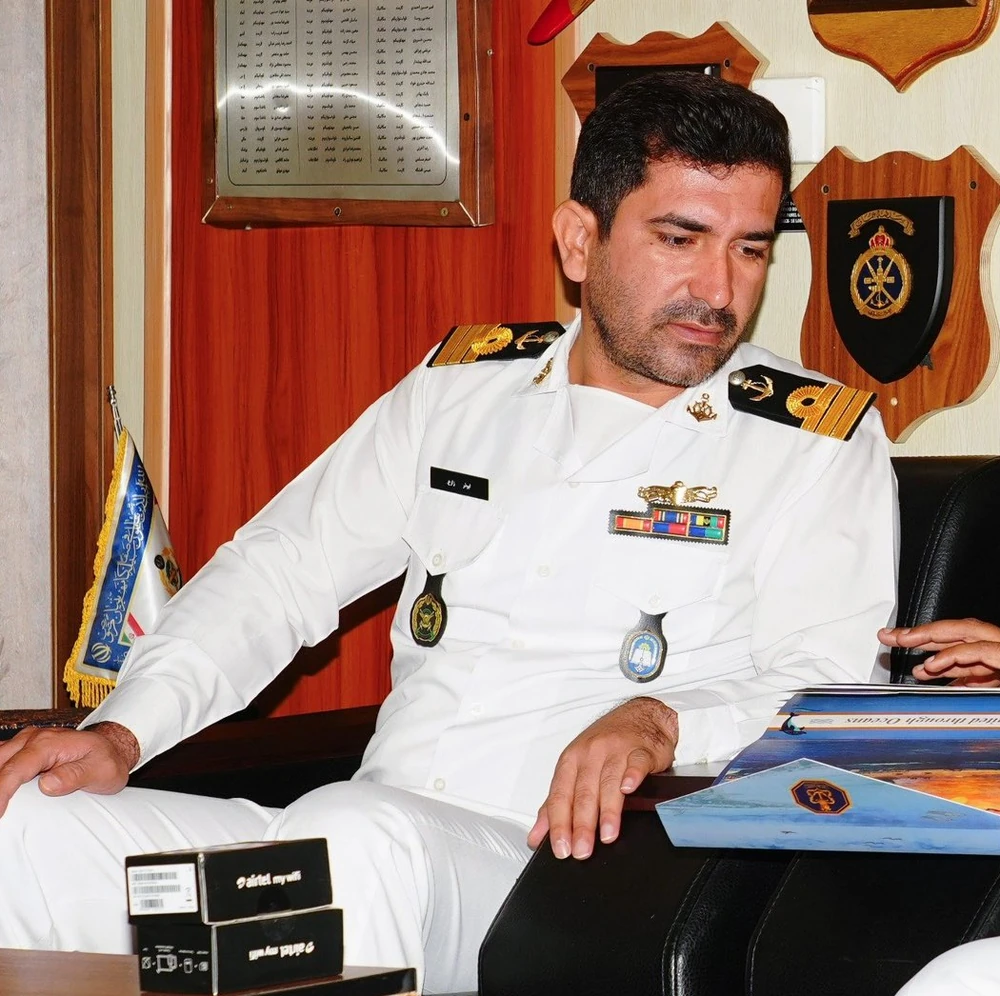 Commandant van de Dena overste Abuzar Zarri ging met zijn schip ten onder (foto: Indian Navy | X.com)