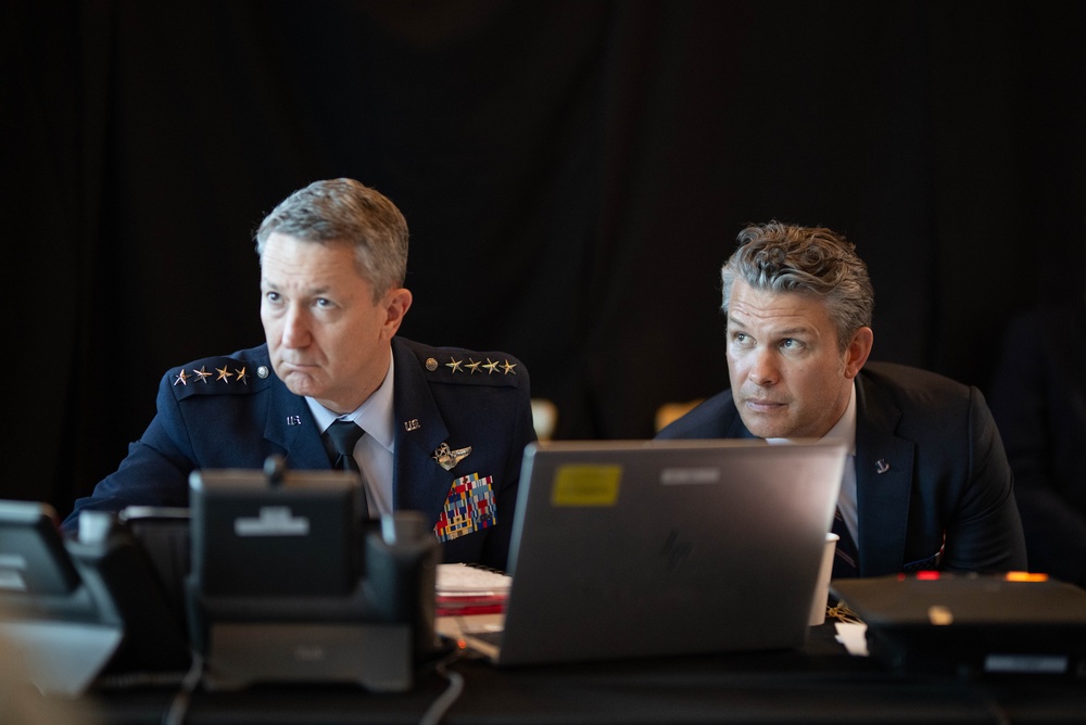 Amerikaanse functionarissen benadrukten dat het schip bewapend was en een bedreiging kon vormen. Afgebeeld: hoofd van de Joint Chiefs of Staff GEN Dan Caine en Secretary of War Pete Hegseth, februari 2026 (Shutterstock | 2747572779)