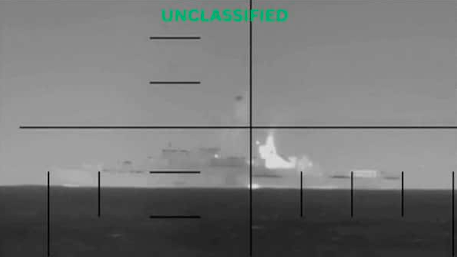 Het torpederen van de IRIS Dena, gezien door de periscoop van de USS Charlotte (foto’s: U.S. Department of War)