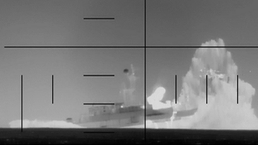 Het torpederen van de IRIS Dena, gezien door de periscoop van de USS Charlotte (foto’s: U.S. Department of War)