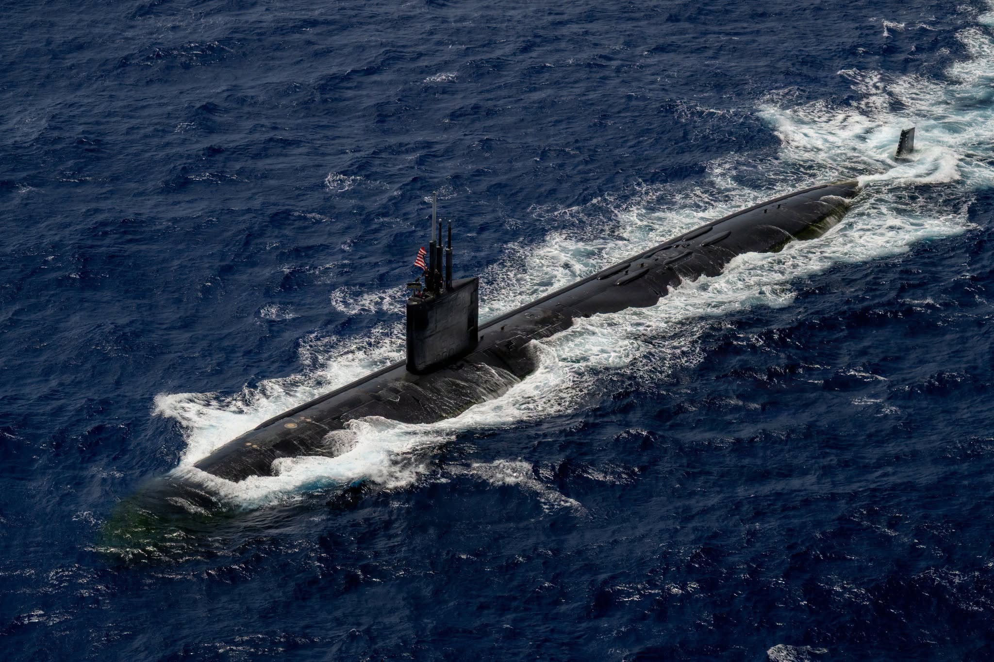 Het Los Angeles-klasse fast attack submarine USS Charlotte tijdens oefening Rim of the Pacific, 22 juli 2026 (foto: U.S. Department of War)