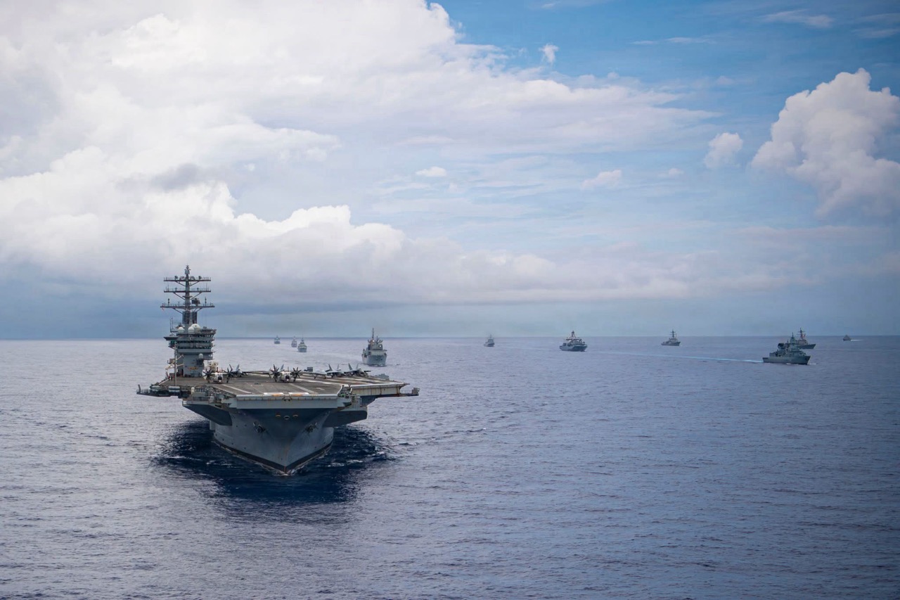 USS Nimitz in een multinationaal vlootverband tijdens oefening FLEETEX 2026 (U.S. Navy Photo | Mass Communication Specialist Seaman J. Jaime)