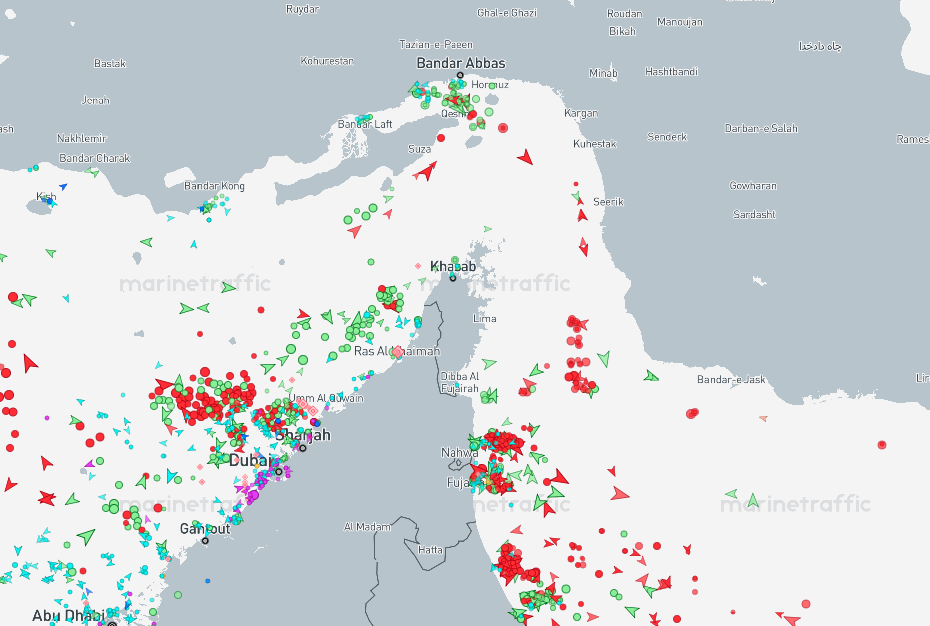 De situatie in de Straat van Hormuz dd. vrijdag 3 april 2026 (bron: Marine Traffic)